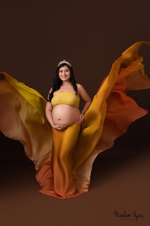 Maternity photoshoot in saree (Pune, India)  Maternity photography poses  couple, Couple pregnancy photoshoot, Couple maternity poses